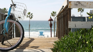夏日海滨楼梯上的自行车的和海岸上的棕榈树14秒视频
