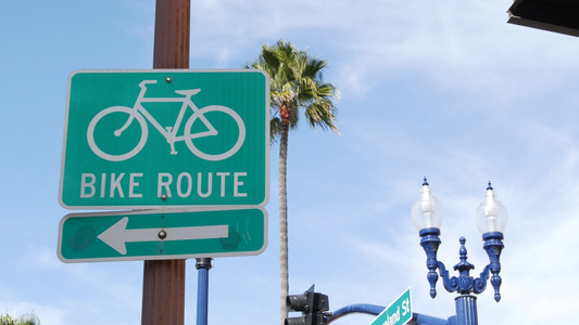 自行车路线绿色路标在加利福尼亚美国自行车道单站海滨视频