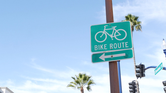 自行车路线绿色路标在加利福尼亚美国自行车道单站海滨视频