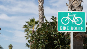 在美国加利福尼亚自行车道骑车的路标9秒视频