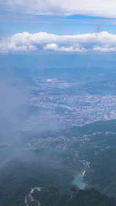 实拍湖南张家界天门山5A景区雾气缭绕延时天门山景区视频