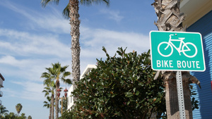 自行车路线绿色路标在加利福尼亚美国自行车道单站海滨12秒视频