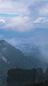 实拍湖南张家界天门山5A景区雾气缭绕延时天门山景区视频