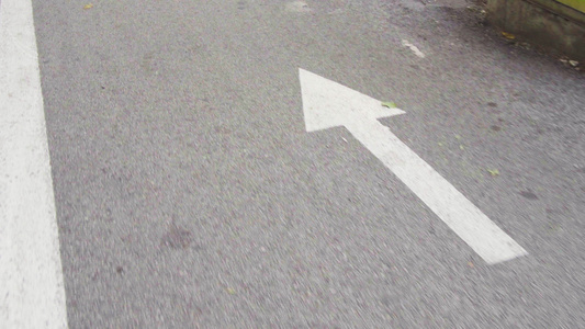 在自行车道上骑自行车在沥青路上画标志视频