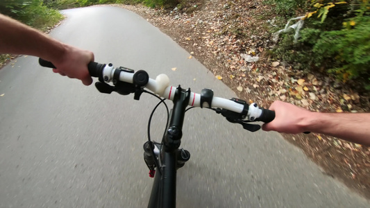 骑自行车的骑手在森林里骑脚踏车视频