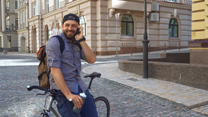 骑自行车者在街上讲电话6秒视频