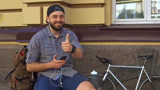 骑自行车的人在街上露出拇指视频