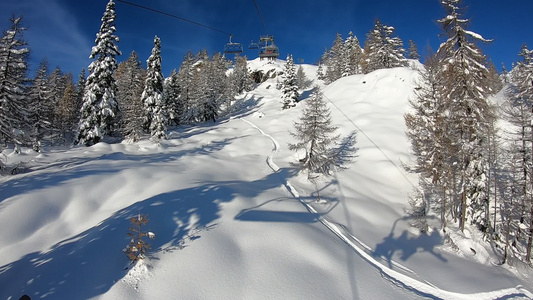 冬季假期在阿尔卑斯山滑雪从滑雪缆车舱爬上勃朗峰下方视频