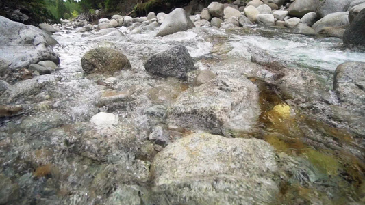 这片美丽的山瀑秋天景象中岩石上的水级联慢动视频