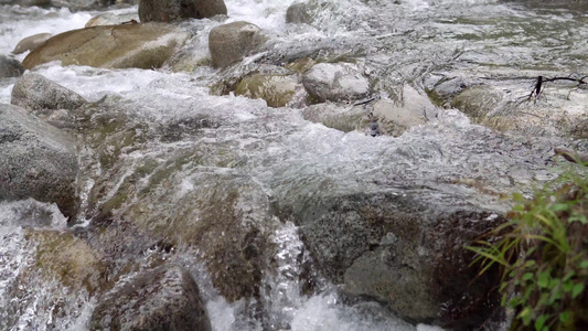这片美丽的山瀑布中岩石上的水级联视频