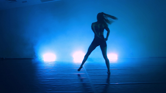 美丽的现代芭蕾舞舞蹈跳跃和舞蹈视频