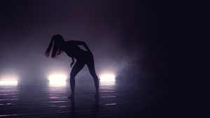 现代芭蕾舞的烟幕表演17秒视频