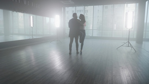 在舞蹈工作室跳舞的情侣和年轻女子分舞13秒视频