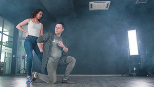 一个男人和一个女人在舞蹈室里跳舞13秒视频