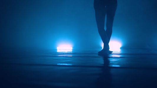 年轻酷女舞女在夜总会和灯光跳舞视频
