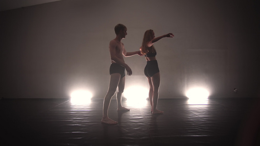 在舞蹈演播室的烟雾中跳现代当代舞蹈编舞视频