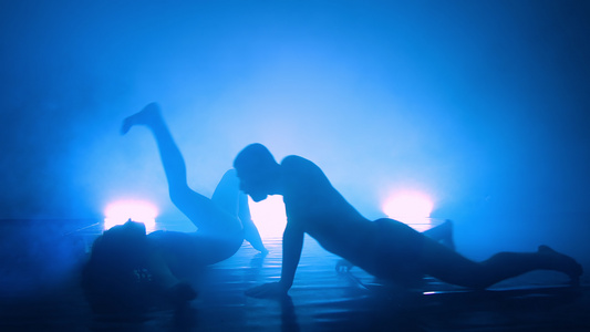 职业芭蕾舞夫妇在聚光灯下跳舞在大舞台上抽烟视频