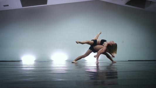 两对现代舞者表演不同动作的室内演播室视频