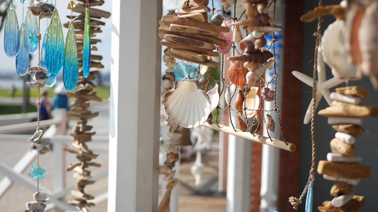 航海风格的挂贝壳装饰海滨蓝色木制度假屋美国加利福尼亚州视频