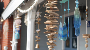 航海风格的挂贝壳装饰海滨蓝色木制度假屋美国加利福尼亚州10秒视频