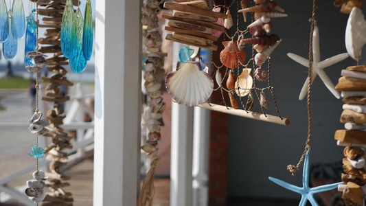航海风格的挂贝壳装饰海滨蓝色木制度假屋美国加利福尼亚州视频