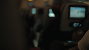 夜间飞行时有乘客乘坐飞机的机舱20秒视频