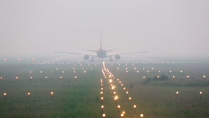 飞机在大雾中的跑道上25秒视频