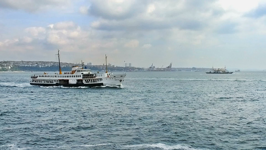 伊斯坦布尔市渡轮通过博斯普鲁斯海峡著名地标视频