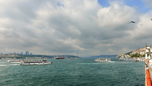 伊斯坦布尔博斯普鲁斯海峡的船只交通背景是著名的桥梁18秒视频