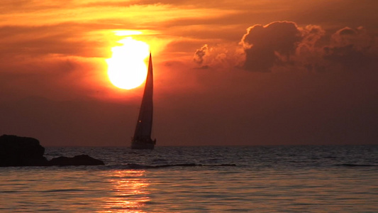 日落时帆船在太阳前通过视频