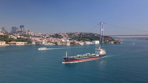 伊斯坦布尔市的河流上航行的油轮30秒视频