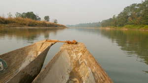 木船在国家公园的河里游泳漂浮10秒视频
