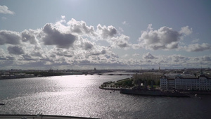 从内瓦河极光战舰博物馆和市中心的顶层空中看城市的景象8秒视频