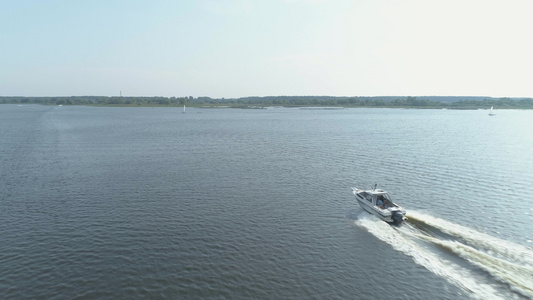 空中观光无人驾驶飞机在外游艇上飞行的海湾中航行视频