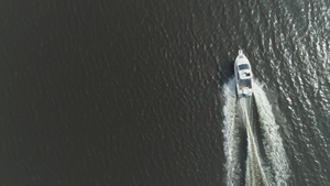 海上航行的豪华高速摩托艇9秒视频