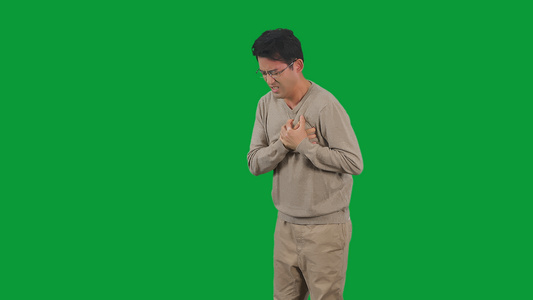 4K绿幕侧面男性心绞痛视频