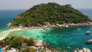 小岛附近的船在泰国阳光明媚的日子里机动潜水船漂浮在11秒视频
