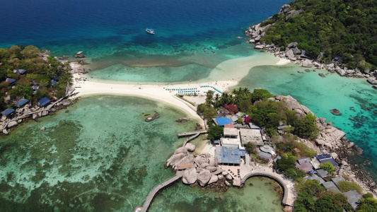 小岛附近的小船和码头在泰国阳光明媚的日子里在与海滩视频