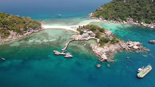 小岛附近的小船和码头在泰国阳光明媚的日子里在与海滩视频