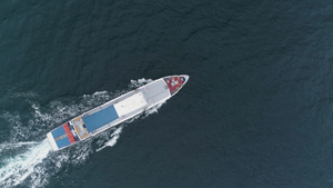 小白帆船正在海上航行17秒视频