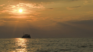 日落时在宁静的海中航行22秒视频
