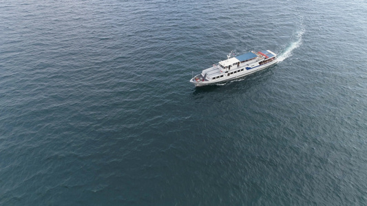 小型白色游轮正在海上航行无人驾驶飞机正在勘测船只摄影机视频