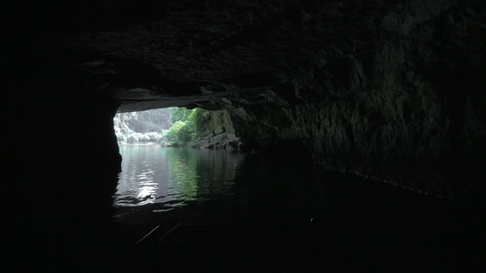 乘船游遍洞穴巡游长城视频