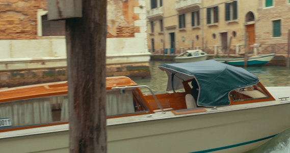 航行在Venice运河上的旅游船视频