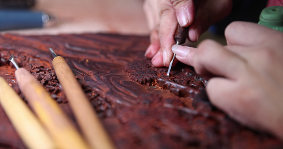 4K匠人手工雕刻红木家具花纹视频