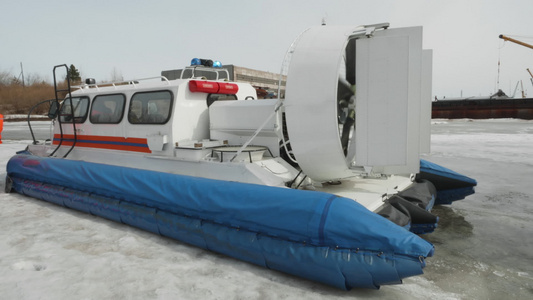 冰湖或河岸上的浮船架视频