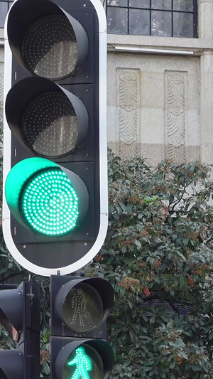 城市交通人行道路口信号灯素材绿灯行红灯停39秒视频