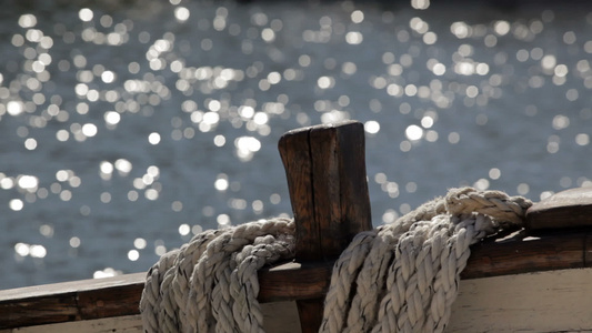 绳子和绳子在一艘旧帆船上视频