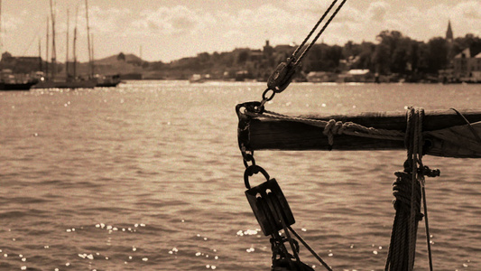绳子和绳子在一艘旧帆船上视频