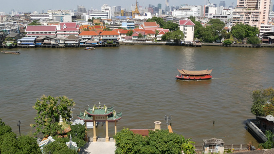 现代运输船在中国城附近的Bangkok阳光明媚的日子视频